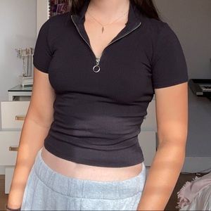 Super cute quarter zip black fitted top!